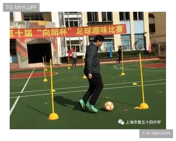 扎克·库克助威英超新赛季，期待绿茵场上再展稳健风采