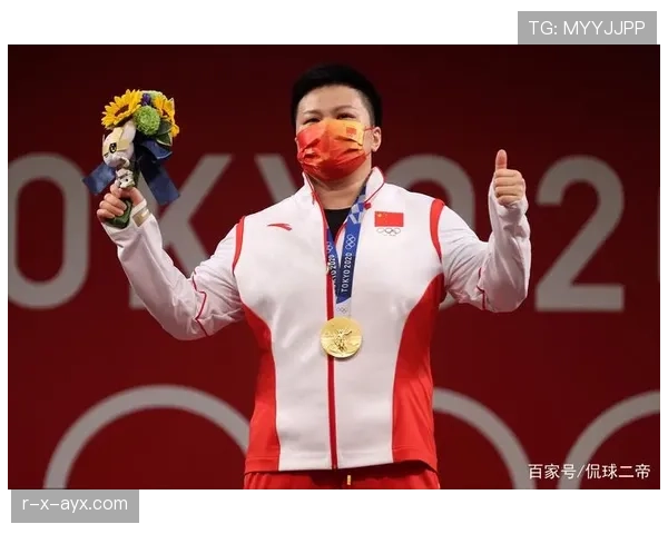 汪周雨赛后拎着几袋名牌，刷到这一幕我就开始怀疑人生